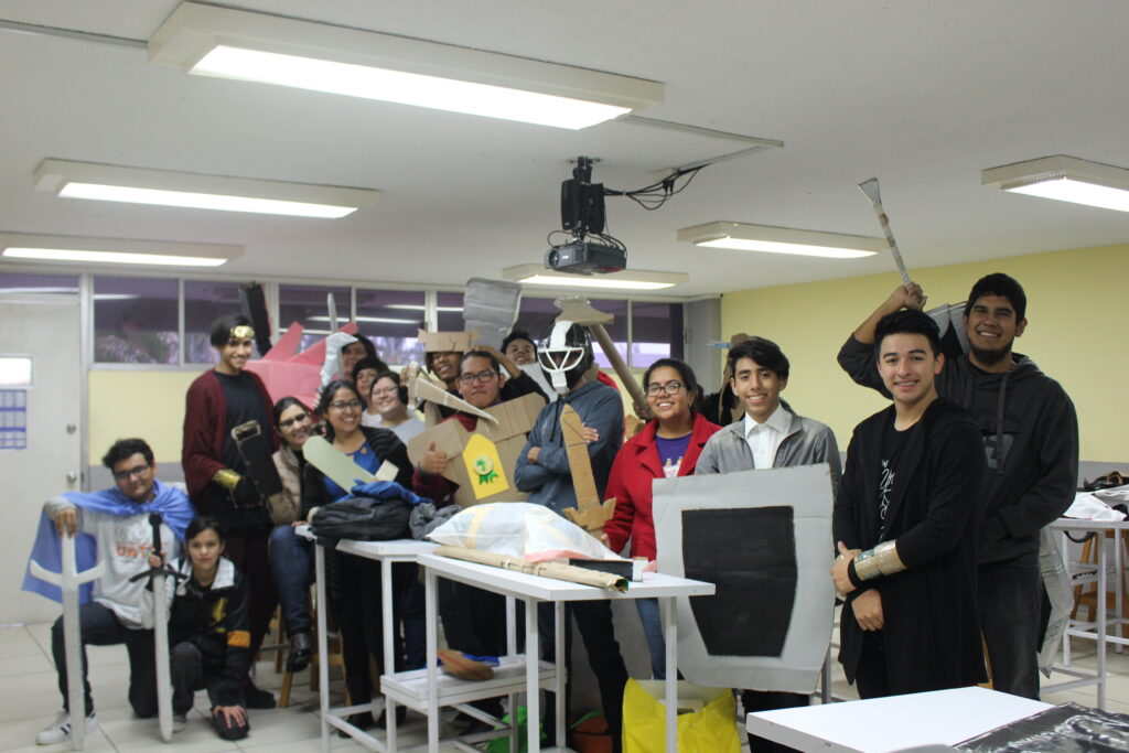 Estudiantes de la FADU realizan actividad académica con material reciclable.