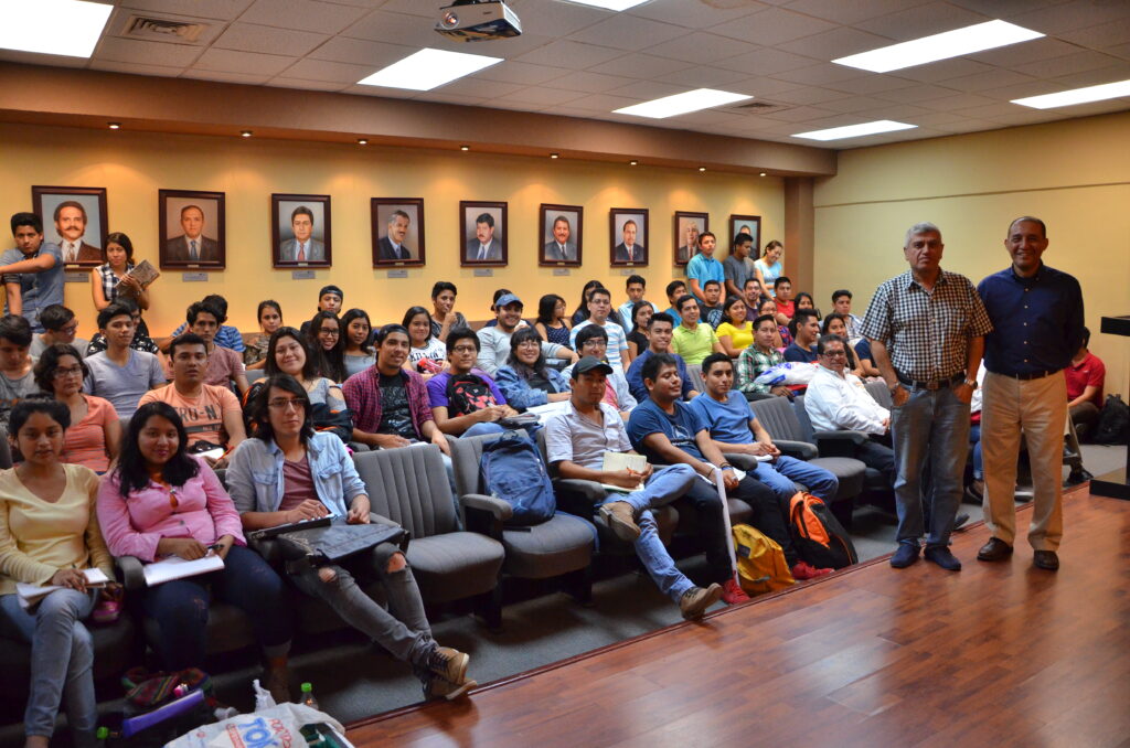 "Historia mínima de Tampico" conferencia impartida por el cronista de Tampico a alumnos de la FADU