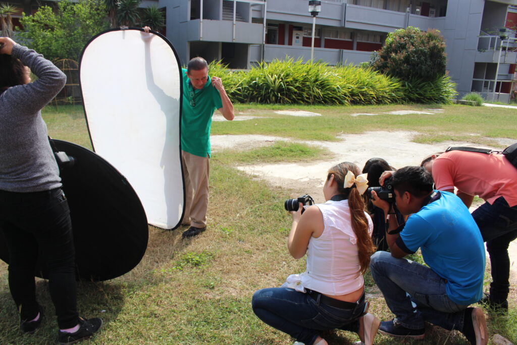 Alumnos de la carrera de la carrera de Diseño Gráfico de la FADU, realizan práctica de Fotografía a Color