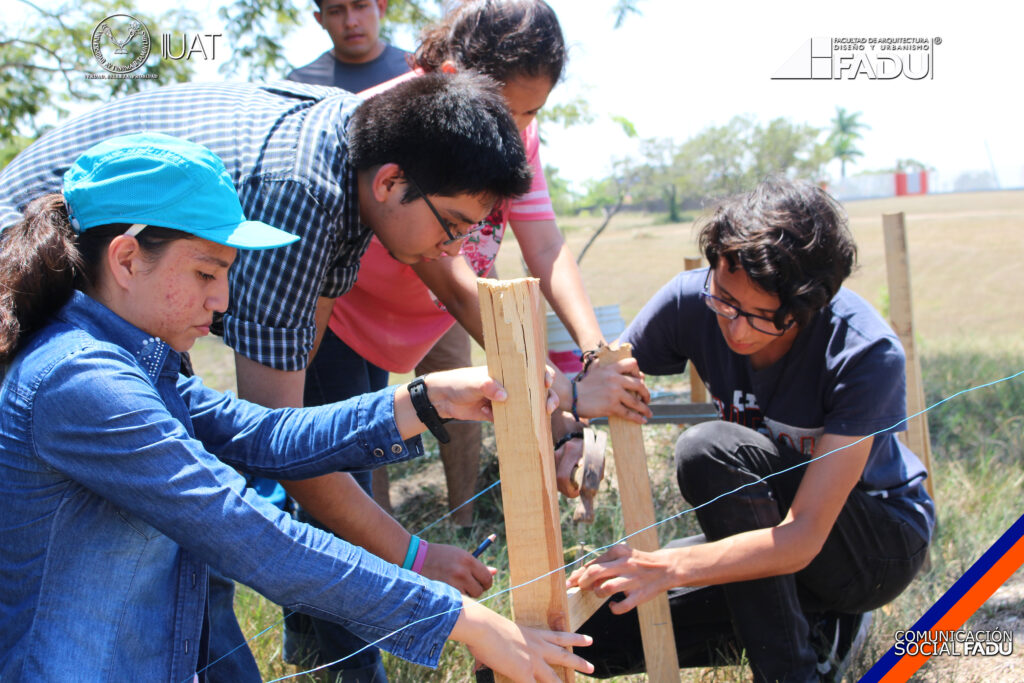 Alumnos de la carrera de arquitectura de la FADU, realizan prácticas de trazos y nivelación de terreno.