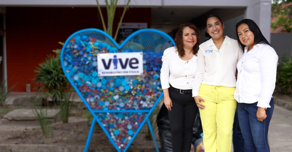FADU entrega donación de tapitas a Fundación VIVE